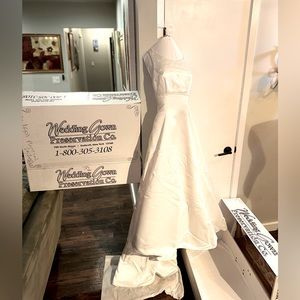 Elegant High End Wedding Dress A Line Keyhole Back Size 10 *Excellent Condition*